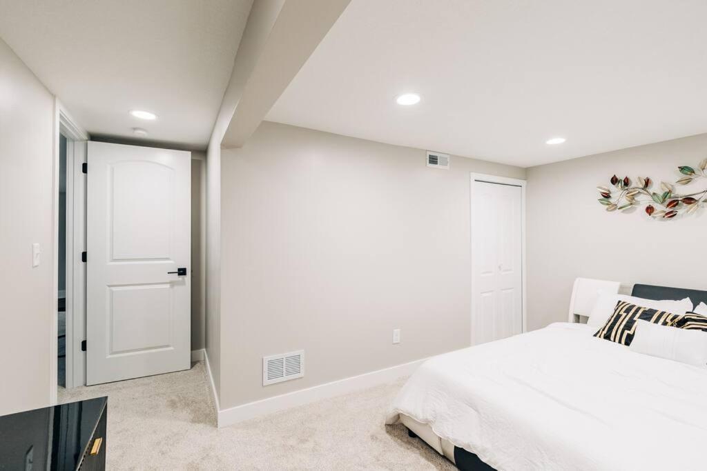 Beautiful Luxury Home Freshly Renovated With Big Yard, Seating & Grill Pad Cottage Grove Esterno foto